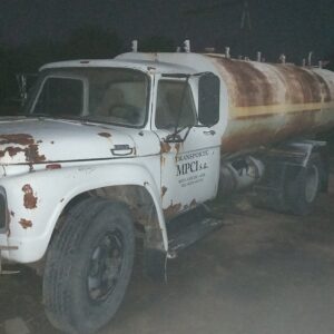 Camión tanque Ford 600